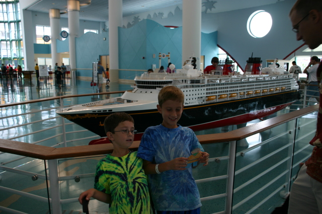 2007/09(September)/Flat-Stanley/640x480_2007-09-22-Disney-Magic-Cruise-04-Chance-Dax-Flat-Stanley.JPG