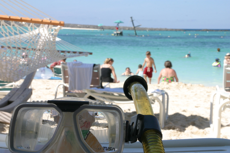2007-09-28-Disney-Magic-Cruise-05-Castaway-Cay-Flat-Stanley-scuba.JPG