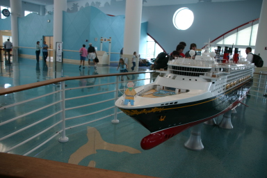2007-09-22-Disney-Magic-Cruise-05-Flat-Stanley-model-ship.JPG