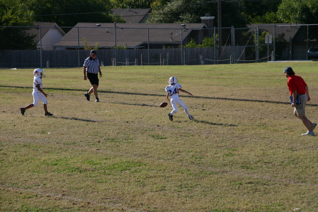 2007/10(October)/Vale-Football-game/1024x768_2007-10-20-Vale-Football-66-returning-kickoff.JPG
