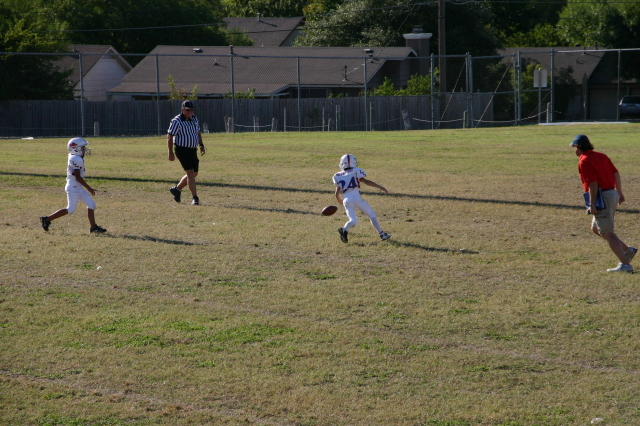 2007/10(October)/Vale-Football-game/640x480_2007-10-20-Vale-Football-66-returning-kickoff.JPG