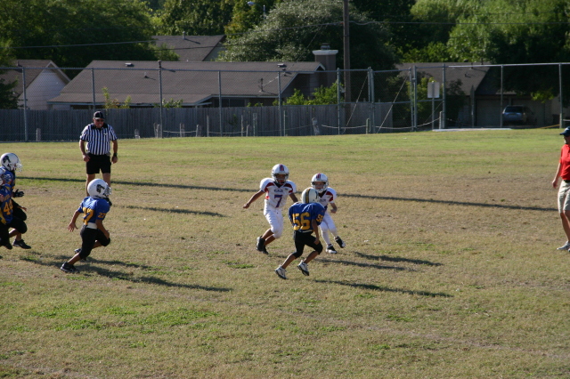 2007/10(October)/Vale-Football-game/640x480_2007-10-20-Vale-Football-68-returning-kickoff.JPG