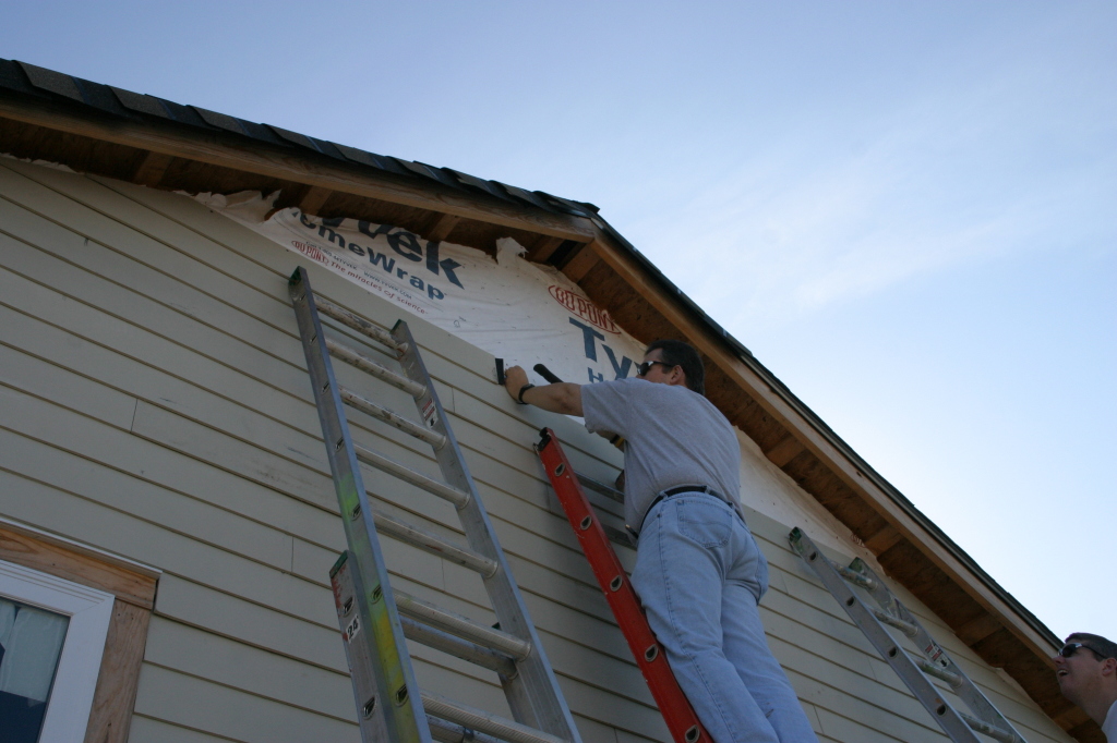 2007/11(November)/VA-ITOC-New-Orleans/Habitat-for-Humanity/1024x768_2007-11-28-VA-ITOC-Habitat-for-Humanity-58-Steve-wrong-way-to-hammer.JPG