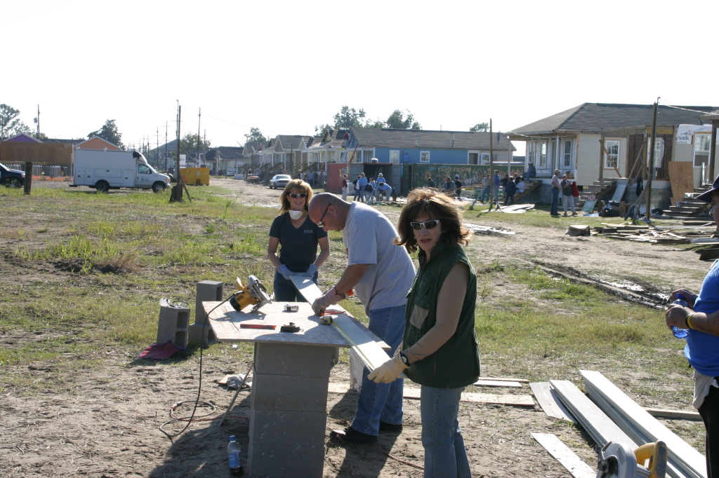 2007/11(November)/VA-ITOC-New-Orleans/Habitat-for-Humanity/1024x768_2007-11-28-VA-ITOC-Habitat-for-Humanity-72-Barbie-Jesse-Lydia.JPG