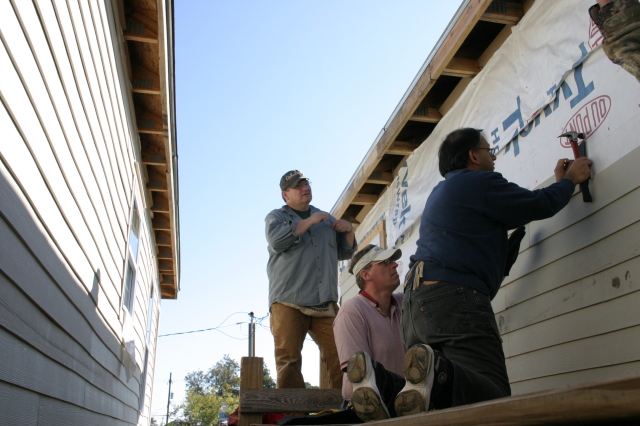 2007/11(November)/VA-ITOC-New-Orleans/Habitat-for-Humanity/640x480_2007-11-28-VA-ITOC-Habitat-for-Humanity-43-Stan-Joe-Neeraj.JPG