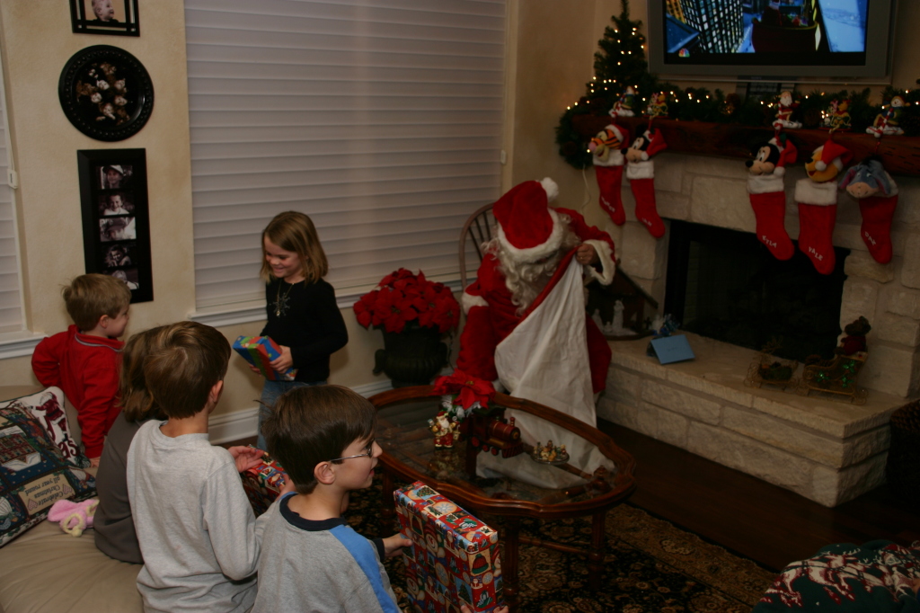 2007-12-24-Christmas-Eve-09-Santa-Katie-Ian-Chance-Dax.JPG
