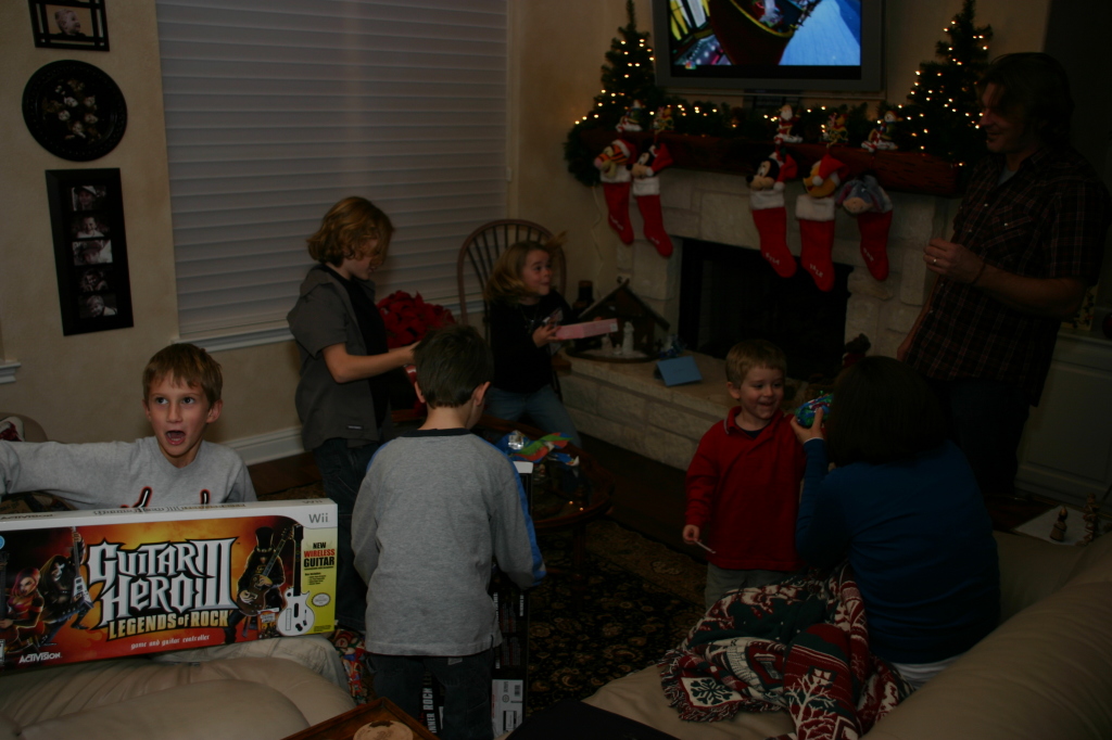 2007/12(December)/Christmas/1024x768_2007-12-24-Christmas-Eve-16-Chance-Vale-Dax-Kyla-Ian.JPG