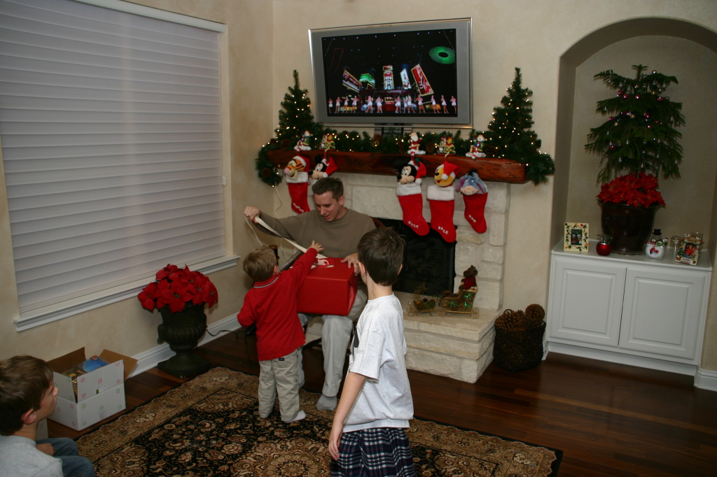 2007/12(December)/Christmas/1024x768_2007-12-24-Christmas-Eve-40-Josh-Ian-Dax.JPG