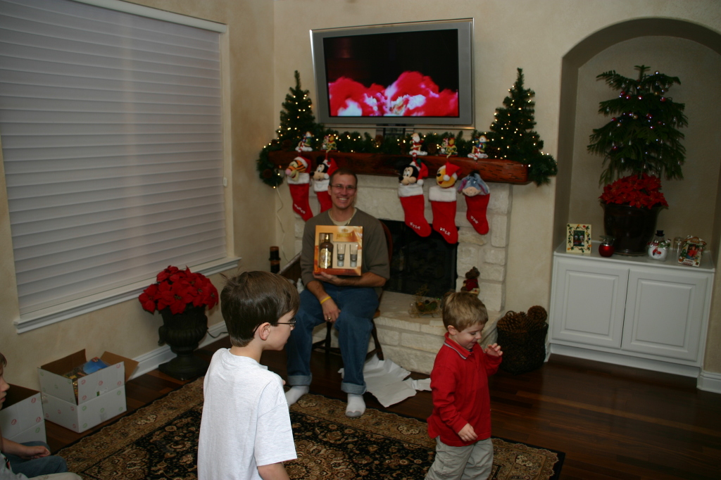 2007/12(December)/Christmas/1024x768_2007-12-24-Christmas-Eve-48-Travis-Dax-Ian.JPG