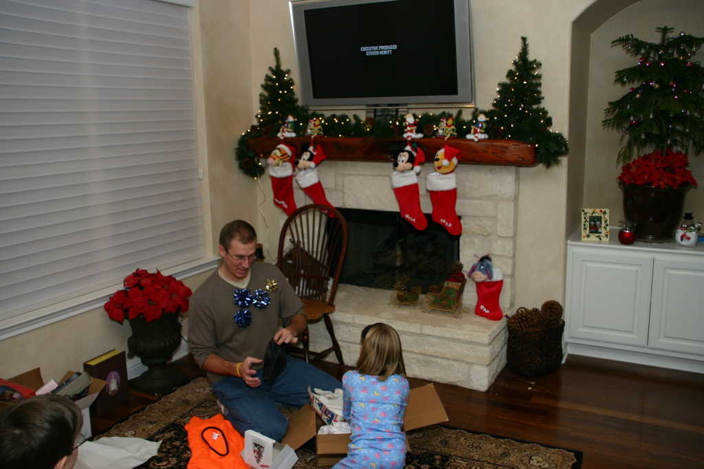 2007/12(December)/Christmas/1024x768_2007-12-24-Christmas-Eve-60-Travis-Kyla.JPG