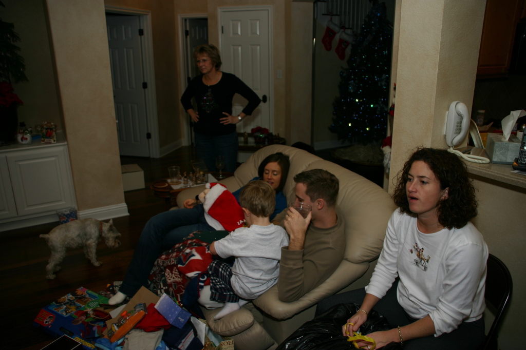 2007/12(December)/Christmas/1024x768_2007-12-24-Christmas-Eve-61-Janeen-Heather-Ian-Josh-Suzi-packet.JPG