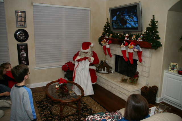 2007-12-24-Christmas-Eve-03-Santa-Dax.JPG