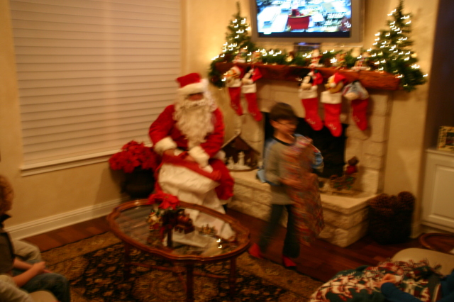 2007-12-24-Christmas-Eve-06-Santa-Dax.JPG