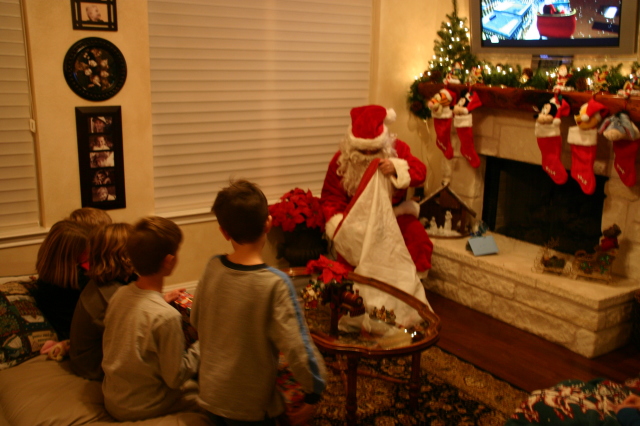 2007-12-24-Christmas-Eve-08-Santa-Dax-Chance-Vale-Katie.JPG