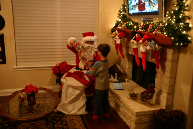 2007-12-24-Christmas-Eve-05-Santa-Dax.JPG