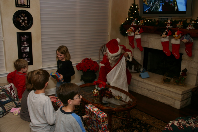 2007-12-24-Christmas-Eve-09-Santa-Katie-Ian-Chance-Dax.JPG