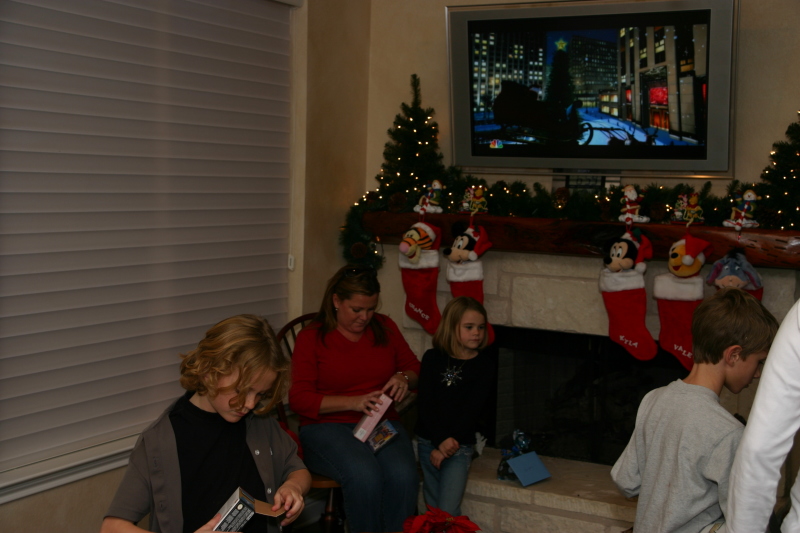 2007-12-24-Christmas-Eve-22-Vale-Katie-Kyla-Chance.JPG