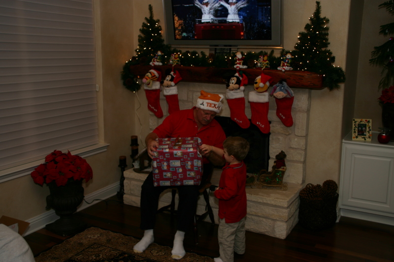 2007/12(December)/Christmas/800x600_2007-12-24-Christmas-Eve-36-Jim-Ian.JPG