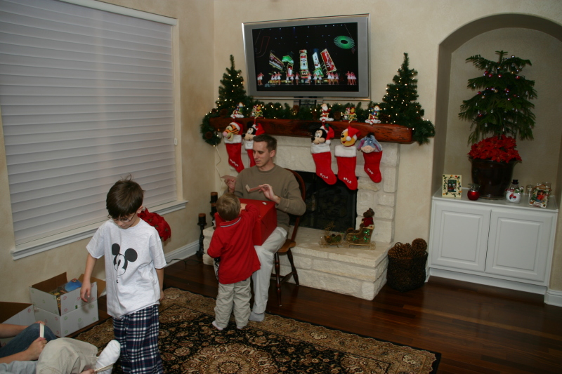2007/12(December)/Christmas/800x600_2007-12-24-Christmas-Eve-41-Dax-Ian-Josh.JPG