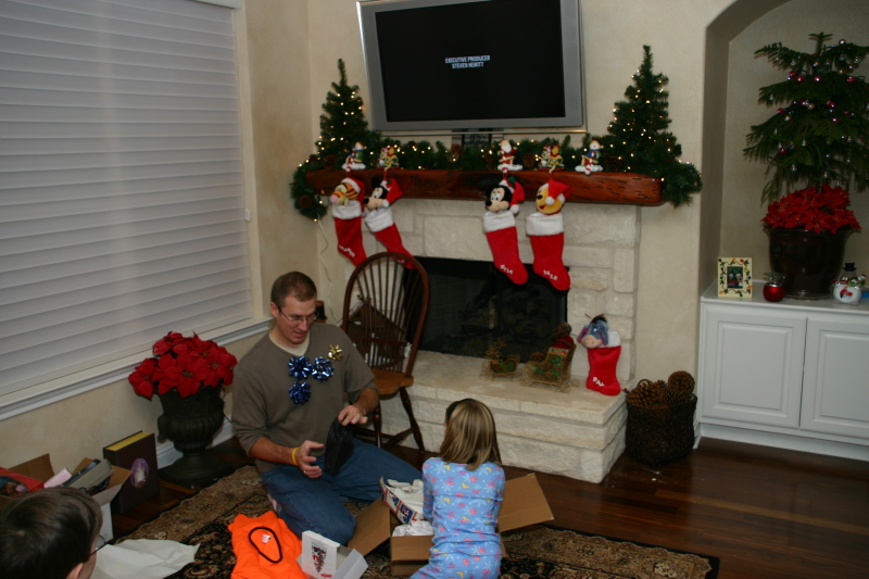2007/12(December)/Christmas/800x600_2007-12-24-Christmas-Eve-60-Travis-Kyla.JPG