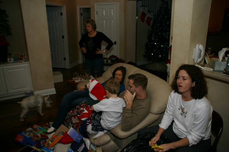 2007/12(December)/Christmas/800x600_2007-12-24-Christmas-Eve-61-Janeen-Heather-Ian-Josh-Suzi-packet.JPG