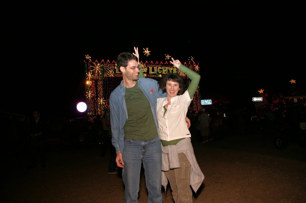 2007/12(December)/Trail-of-Lights/1024x768_2007-12-21-Trail-of-Lights-24-Chris-Vanessa.JPG