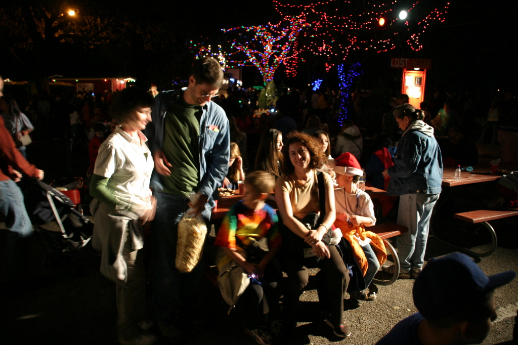 2007/12(December)/Trail-of-Lights/1024x768_2007-12-21-Trail-of-Lights-27-Vanessa-Chris-Chance-Suzi-Dax.JPG