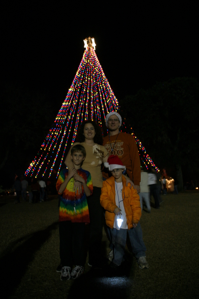 2007/12(December)/Trail-of-Lights/640x480_2007-12-21-Trail-of-Lights-05-Chance-Suzi-Travis-Dax.JPG