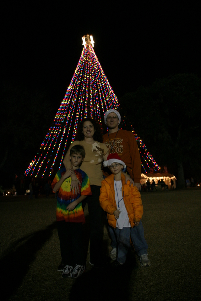 2007/12(December)/Trail-of-Lights/640x480_2007-12-21-Trail-of-Lights-07-Chance-Suzi-Travis-Dax.JPG