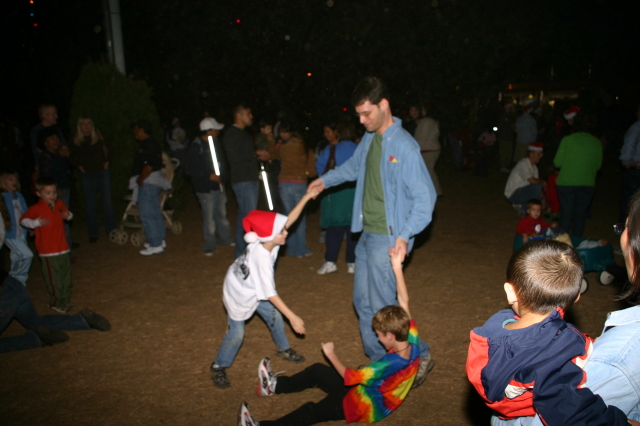 2007/12(December)/Trail-of-Lights/640x480_2007-12-21-Trail-of-Lights-14-Dax-Chance-Chris.JPG