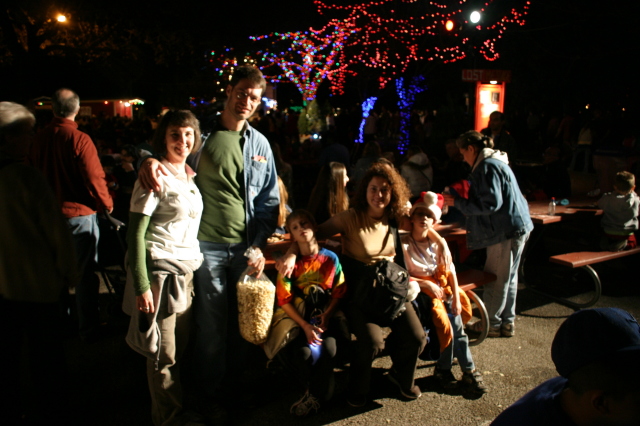 2007/12(December)/Trail-of-Lights/640x480_2007-12-21-Trail-of-Lights-29-Vanessa-Chris-Chance-Suzi-Dax.JPG