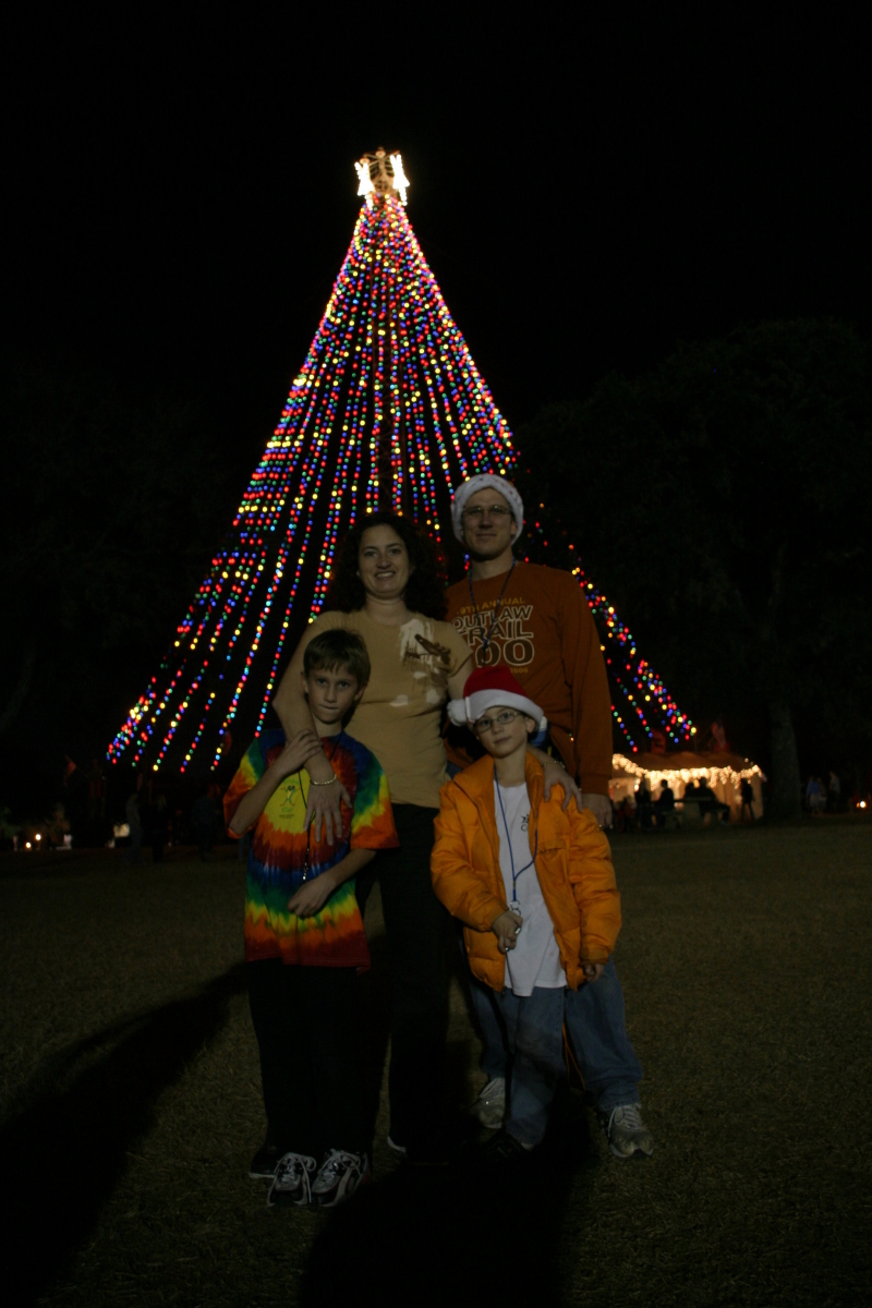 2007/12(December)/Trail-of-Lights/800x600_2007-12-21-Trail-of-Lights-07-Chance-Suzi-Travis-Dax.JPG