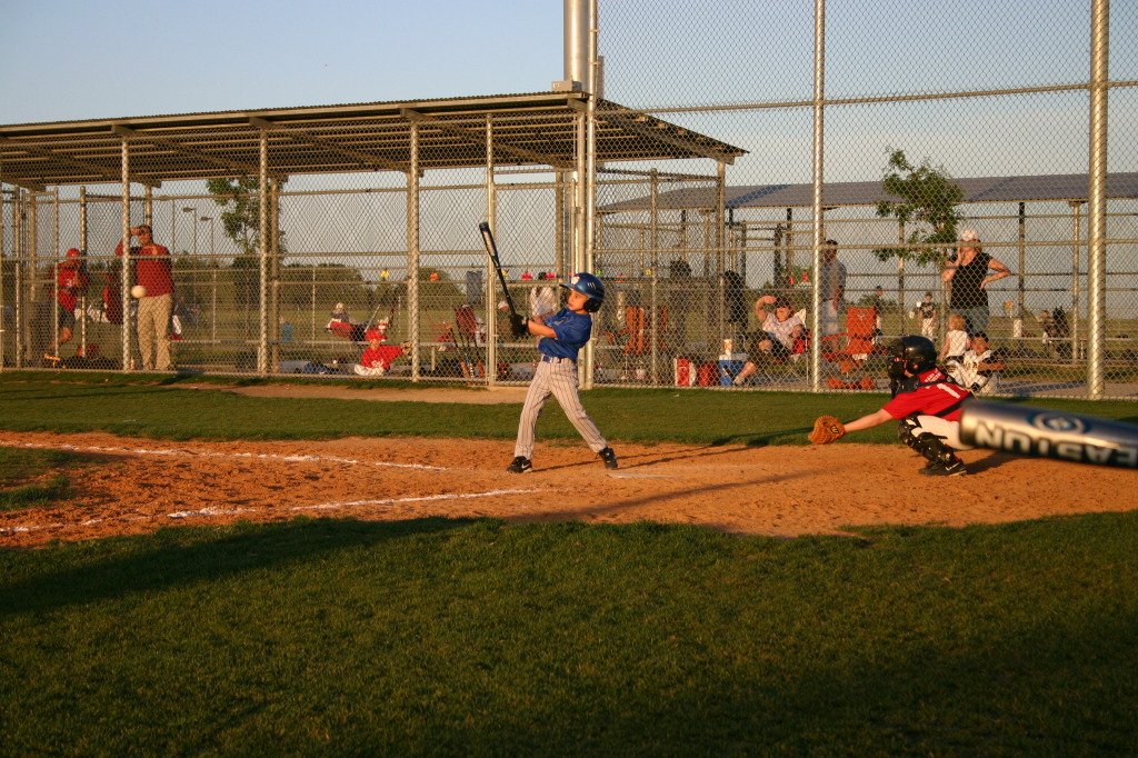 2007-04-26-Leopards-vs-Reds-049-Hunter-hits-ball-GOOD.JPG