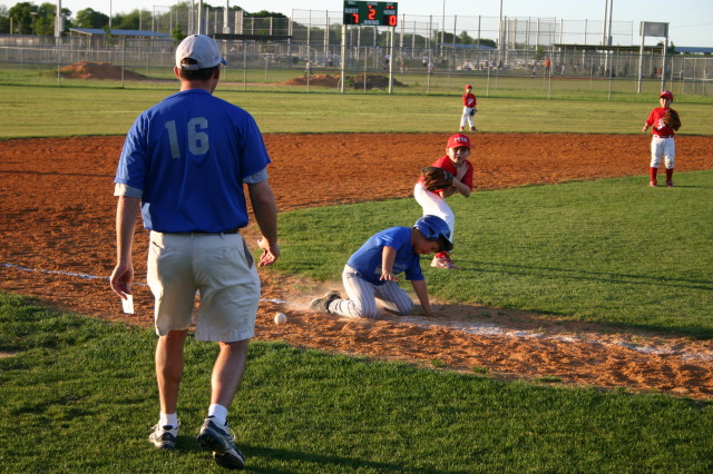 2007/BEST-OF/640x480_2007-04-26-Leopards-vs-Reds-028-Steven-makes-it-to-third-GOOD.JPG