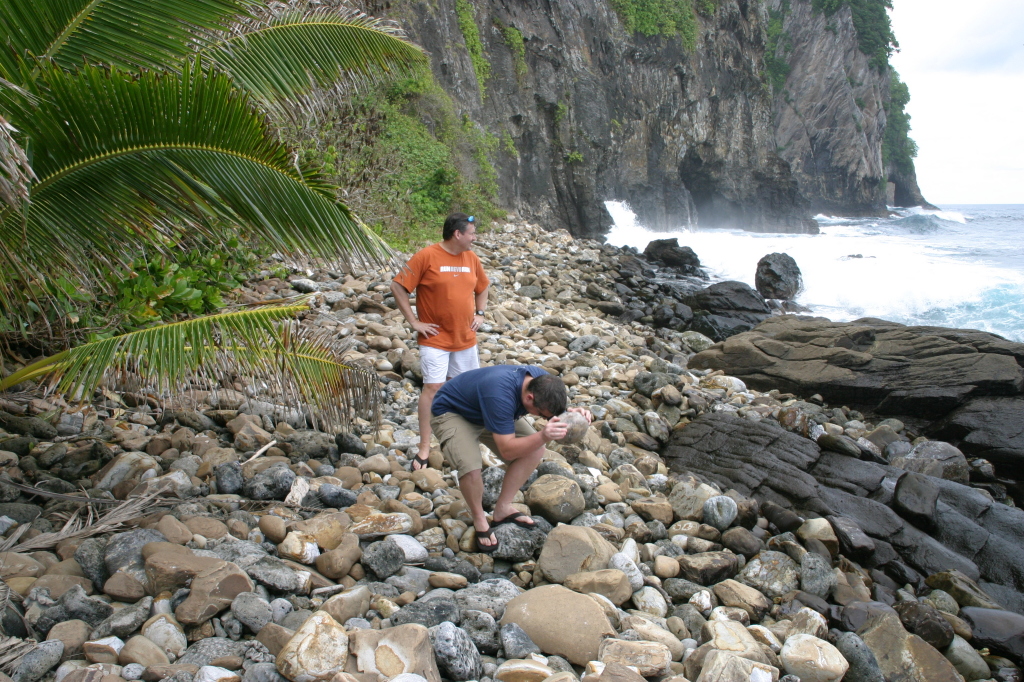 2008/01(January)/Hawaii/Best-of/1024x768_2008-01-17-American-Samoa-41-Steve-Bill-with-coconut-GOOD.JPG