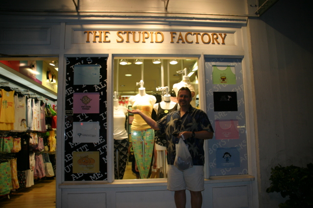 2008-01-18-Hawaii-37-Steve-Stupid-Store-GOOD.JPG