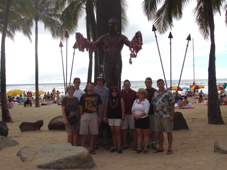 2008-01-04-Hawaii-45-Juanita-Rick-Rob-Travis-Lydia-Steve-Belinda-Bill-Jason-Duke-statue-GOOD.JPG