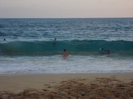 2008-01-08-Hawaii-34-Sandy-Beach-Travis-Bill-GOOD.JPG