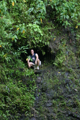 2008-01-12-Hawaii-Manoa-Trail-17-Travis-cave-GOOD.JPG
