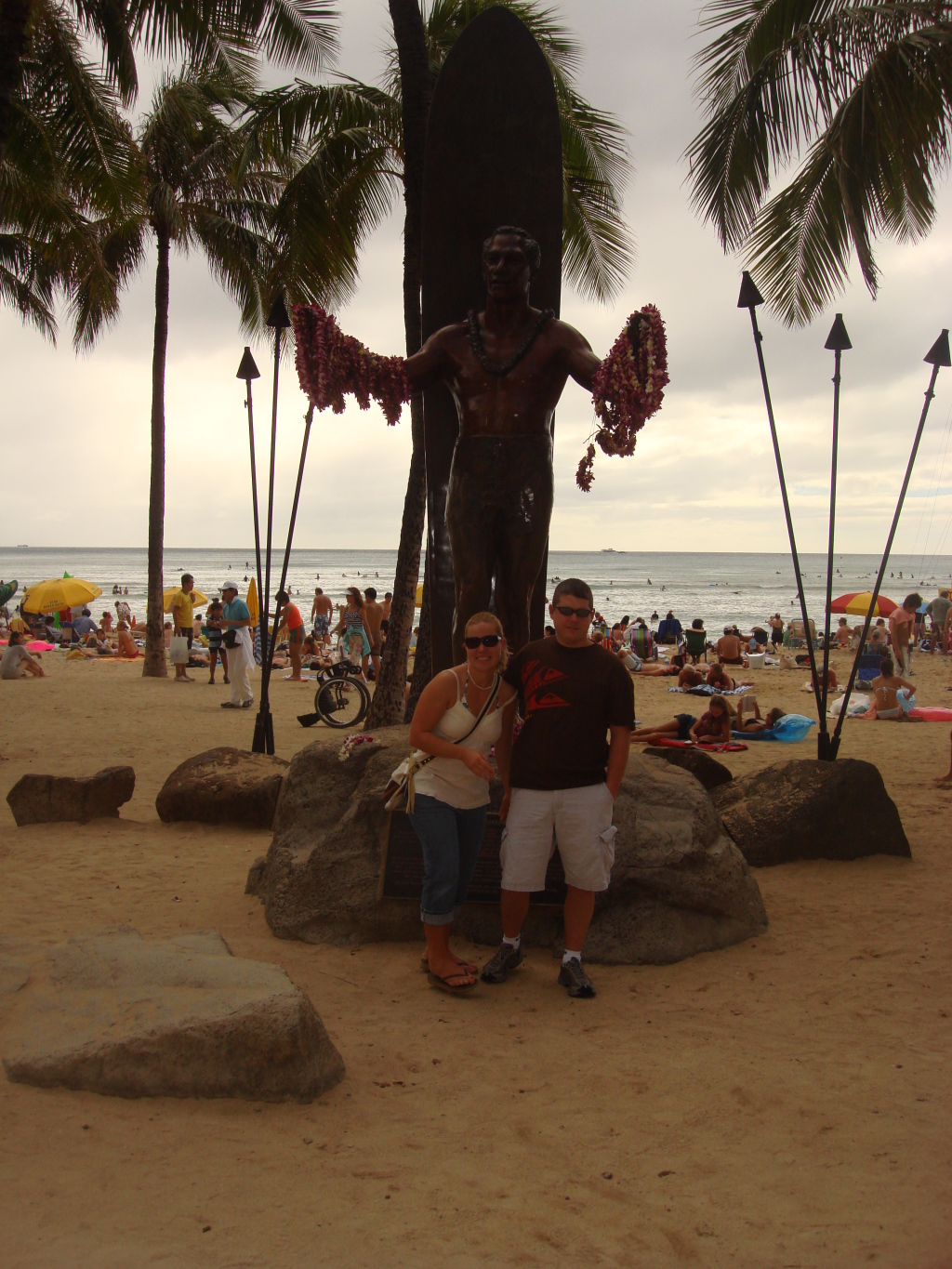 2008/01(January)/Hawaii/Jan04/1024x768_2008-01-04-Hawaii-33-Livia-Bill-Duke-statue.JPG