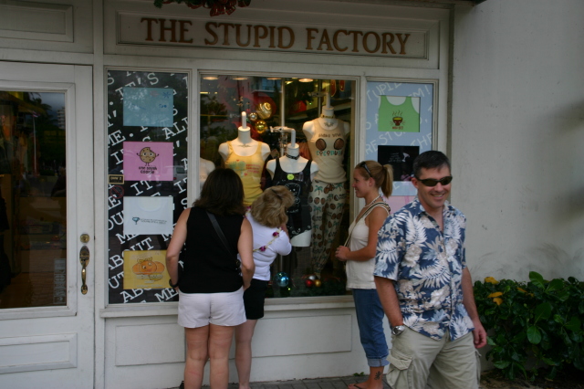 2008-01-04-Hawaii-12-Lydia-Belinda-Jason-Livia-Stupid-Store.JPG
