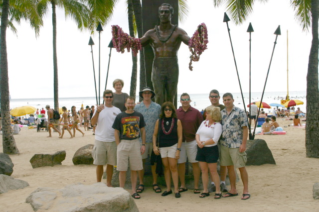 2008/01(January)/Hawaii/Jan04/640x480_2008-01-04-Hawaii-13-Rick-Juanita-Rob-Travis-Lydia-Steve-Belinda-Bill-Jason-Duke-statue.JPG