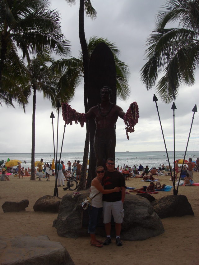 2008/01(January)/Hawaii/Jan04/640x480_2008-01-04-Hawaii-32-Livia-Bill-Duke-statue.JPG