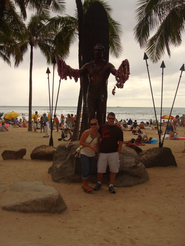2008/01(January)/Hawaii/Jan04/640x480_2008-01-04-Hawaii-33-Livia-Bill-Duke-statue.JPG
