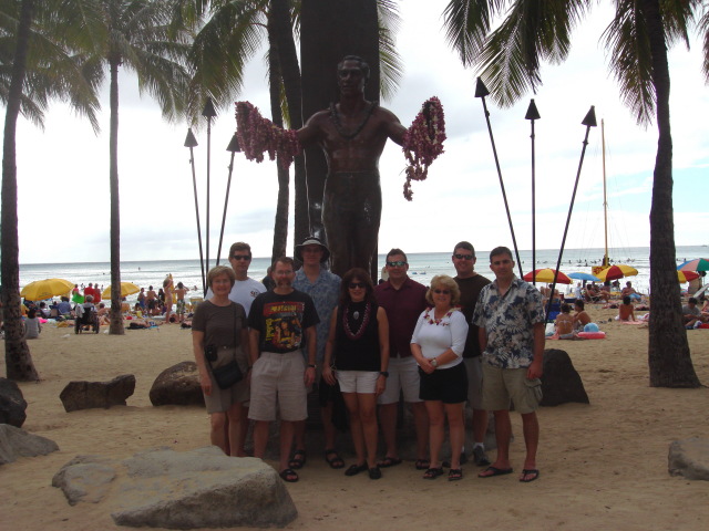 2008/01(January)/Hawaii/Jan04/640x480_2008-01-04-Hawaii-45-Juanita-Rick-Rob-Travis-Lydia-Steve-Belinda-Bill-Jason-Duke-statue-GOOD.JPG