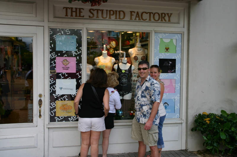 2008/01(January)/Hawaii/Jan04/800x600_2008-01-04-Hawaii-11-Lydia-Belinda-Jason-Livia-Stupid-Store.JPG