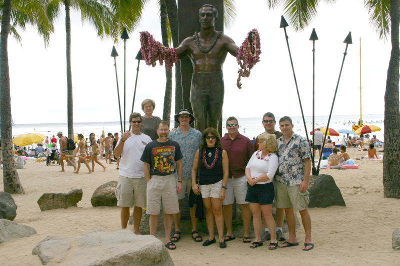 2008/01(January)/Hawaii/Jan04/800x600_2008-01-04-Hawaii-13-Rick-Juanita-Rob-Travis-Lydia-Steve-Belinda-Bill-Jason-Duke-statue.JPG