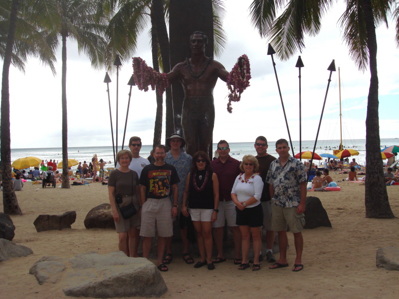 2008/01(January)/Hawaii/Jan04/800x600_2008-01-04-Hawaii-45-Juanita-Rick-Rob-Travis-Lydia-Steve-Belinda-Bill-Jason-Duke-statue-GOOD.JPG