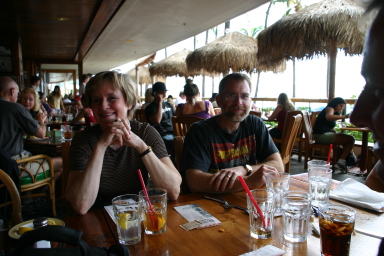 2008-01-04-Hawaii-09-Juanita-Rob-at-Dukes.JPG
