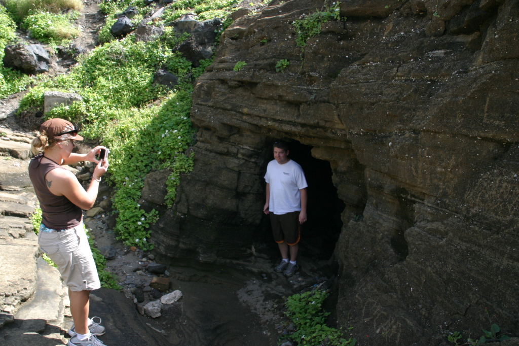 2008/01(January)/Hawaii/Jan05/3-LavaTube/1024x768_2008-01-05-Hawaii-Lava-Tube-05-Livia-Bill.JPG